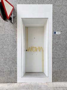 Puerta de acceso con diseño filosofía empresa